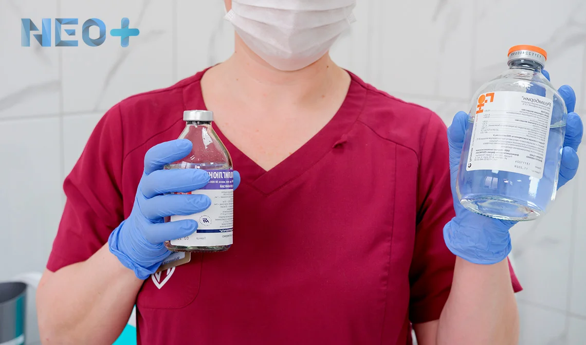 доктор в красном халате