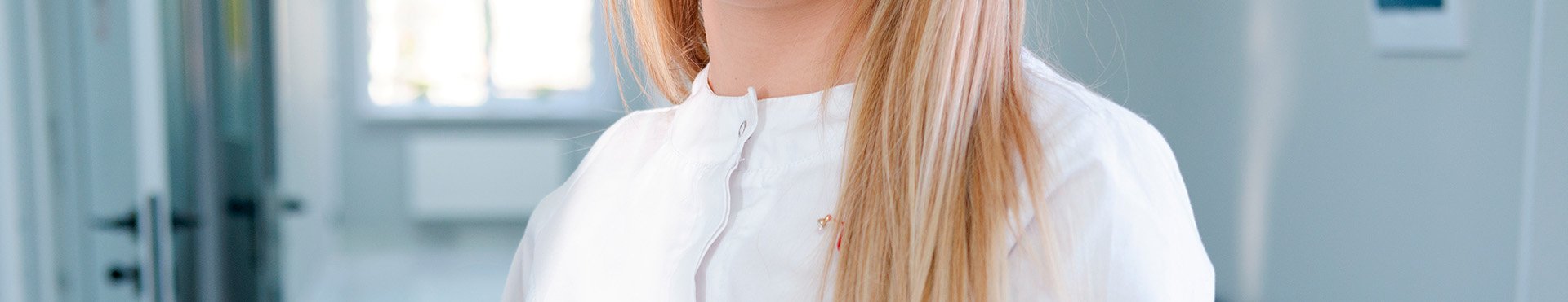 женщина врач в коридоре клиники