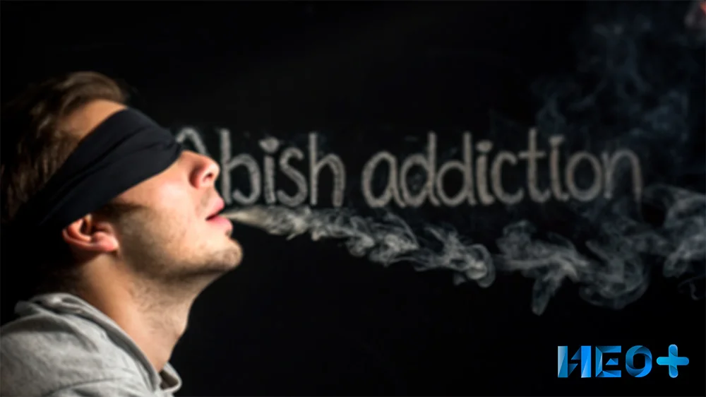 Мужчина выпускает дым со рта